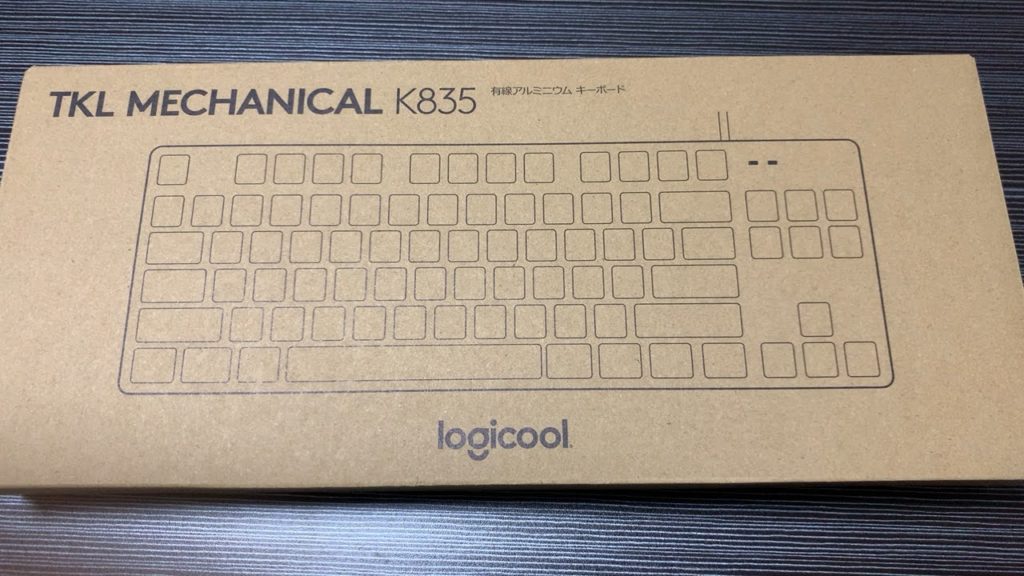 K835OWRのパッケージから取り出した画像。茶色い箱に入っている