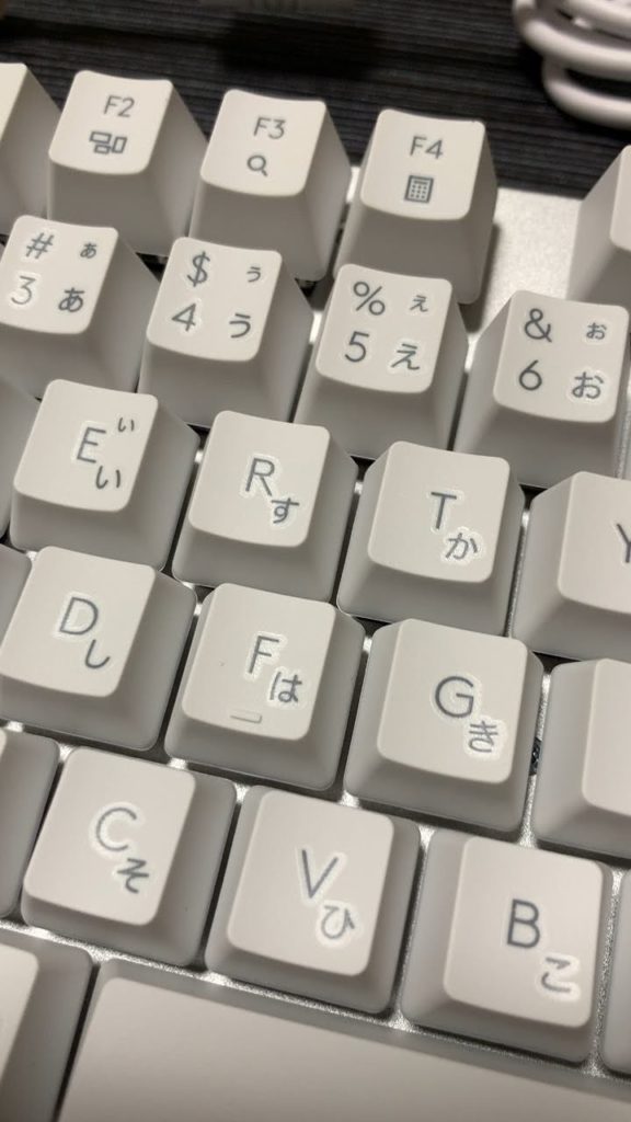K835OWRのキーキャップとキーのシール
