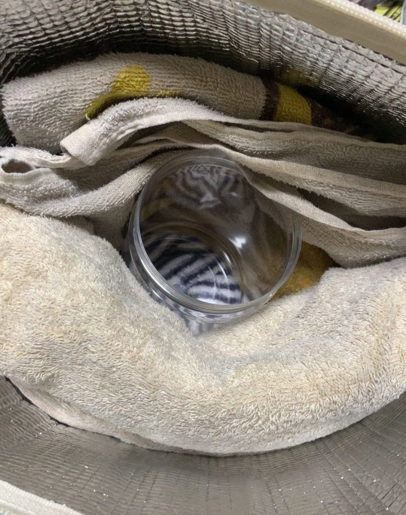 フラッペを中央に置き、その周りにタオルをつめる